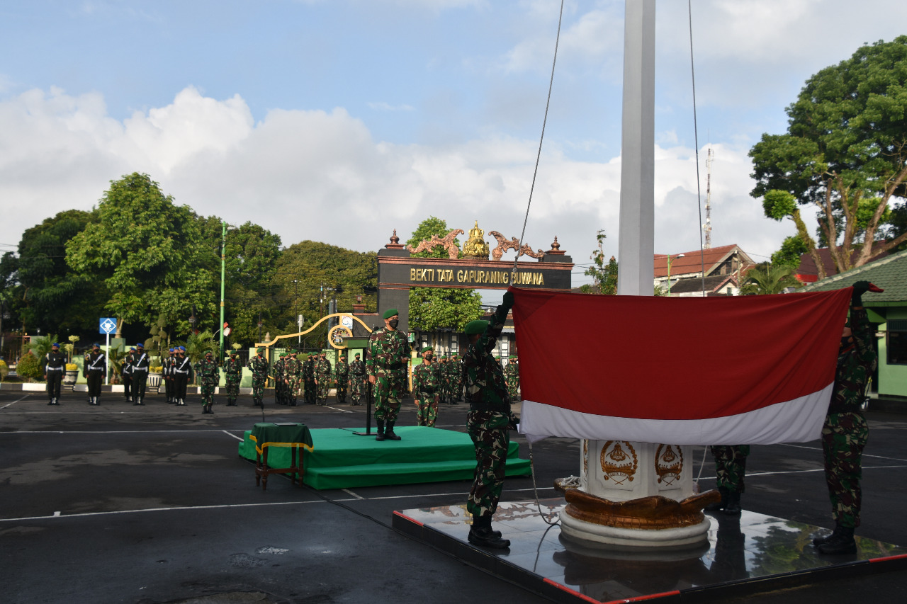 Mantapkan Jiwa Nasionalisme, Prajurit Dan PNS Korem 073/Makutarama Laksanakan Upacara 